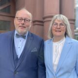 Markus und Kirsten Wolf vor dem Dortmunder Standesamt.