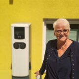 Martina Rosenberger vor ihren Ladesäulen