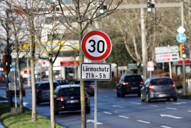 Auf dem Dortmunder Wall gilt jetzt in der Nacht Tempo 30. Die ersten Schilder wurden am Mittwoch und Donnerstag (20./21.1.21) aufgestellt.