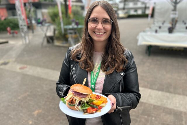 Unsere Reporterin probiert den Jackfruit Burger auf dem Kulinarakfest Oer-Schlemmt 2025.