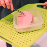 Lyoner im Verkauf an der Frischetheke – aktuell laufen Rückrufaktionen für verschiedene Wurstwaren