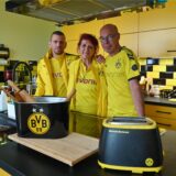 Kristina Walter mit ihrem Sohn Silvio (l) und ihr Mann Andreas stehen in ihrer schwarz-gelben Küche. Kristina Walter ist glühender Fan des Fußballvereins Borussia Dortmund. Die Vereinsfarben Schwarz-Gelb begleiten sie optisch schon lange.