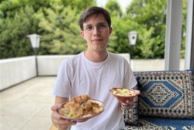 Ansicht von SZ-Autor Valentin Schneider, der libanesische Gerichte in die Kamera hält.
