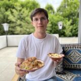 Ansicht von SZ-Autor Valentin Schneider, der libanesische Gerichte in die Kamera hält.