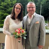 Sonja und Darius Steiniger nach ihrer Trauung auf dem Balkon des Dattelner Rathauses.