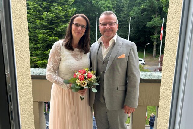 Sonja und Darius Steiniger nach ihrer Trauung auf dem Balkon des Dattelner Rathauses.