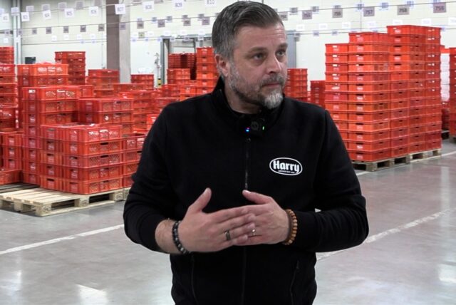Oktay Oturak, regionaler Vertriebsmanager in Oer-Erkenschwick vor vielen Paletten Brot, bereit zur Auslieferung.