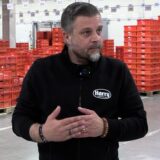 Oktay Oturak, regionaler Vertriebsmanager in Oer-Erkenschwick vor vielen Paletten Brot, bereit zur Auslieferung.