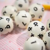 Lotto-Kugeln auf einem Tippschein.