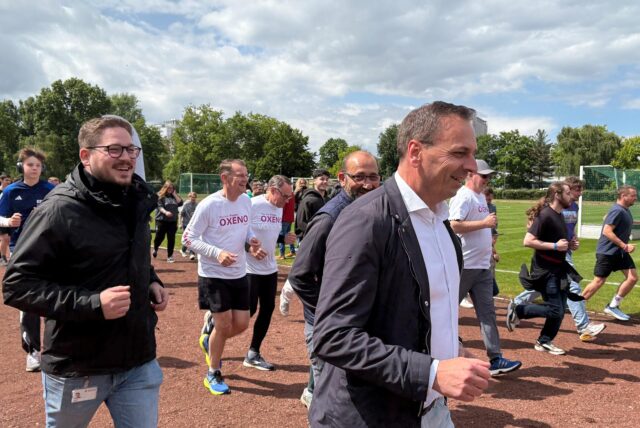 Zahlreiche Menschen laufen beim Lauf- und Familienfest „Standort in Bewegung der IGBCE für den guten Zweck.