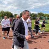 Zahlreiche Menschen laufen beim Lauf- und Familienfest „Standort in Bewegung der IGBCE für den guten Zweck.