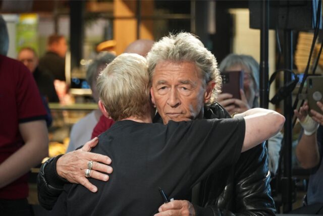 Peter Maffay lächelt in die Kamera.