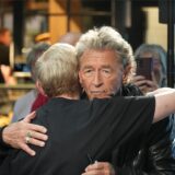 Peter Maffay lächelt in die Kamera.