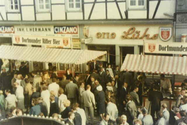 Marktstände und Menschenandrang vor dem ehemaligen Spezialverkauf der Brennerei Haarmann.