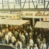 Marktstände und Menschenandrang vor dem ehemaligen Spezialverkauf der Brennerei Haarmann.