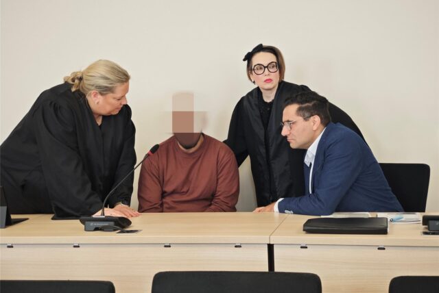 Der Angeklagte zwischen seinen Verteidigerinnen Susanne Rüsken (li.) und Sonja-Adina Arpay. Rechts sitzt ein Dolmetscher.