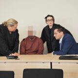 Der Angeklagte zwischen seinen Verteidigerinnen Susanne Rüsken (li.) und Sonja-Adina Arpay. Rechts sitzt ein Dolmetscher.
