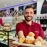 Abdullah Alessa vom Team des Cafés präsentiert süße Leckereien.