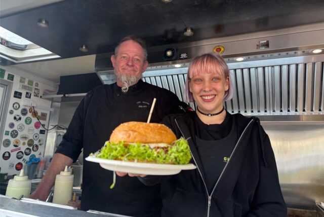 Auch vegane Burger gibt es beim „Street Food & Music Festival“ auf dem Rathausplatz.