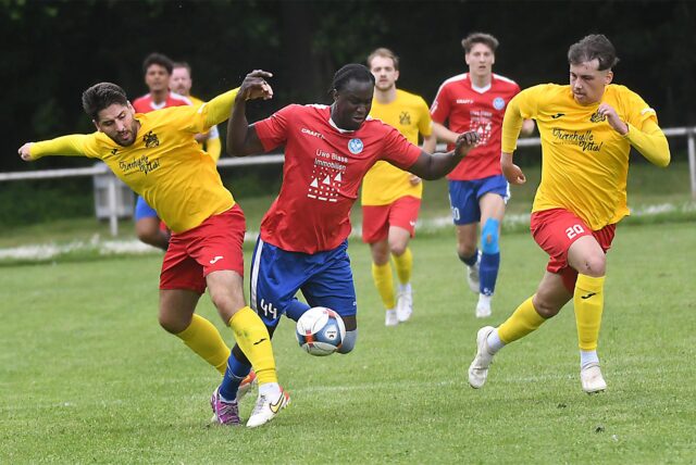 Mengede 08/20 und FC Castrop-Rauxel (rote Trikots) kämpfen in der Bezirksliga 10 um den Relegationsplatz.