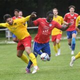 Mengede 08/20 und FC Castrop-Rauxel (rote Trikots) kämpfen in der Bezirksliga 10 um den Relegationsplatz.
