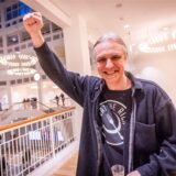Utz Kowalewski, Fraktionschef der Linken in Dortmund, jubelt über das Abschneiden seiner Partei bei der Bundestagswahl 2025.