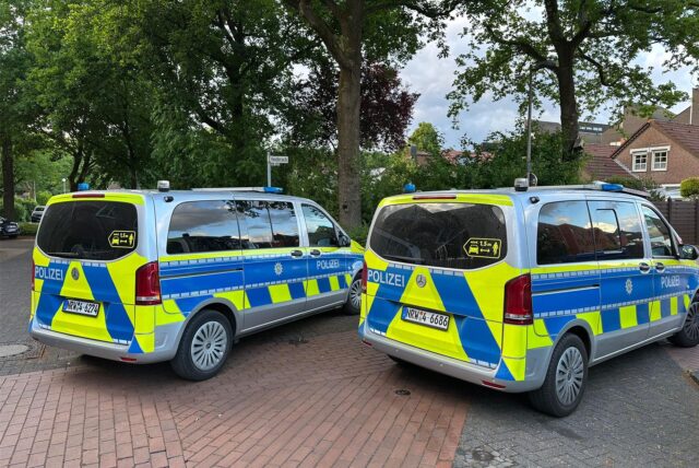 Polizeiwagen parken an straße