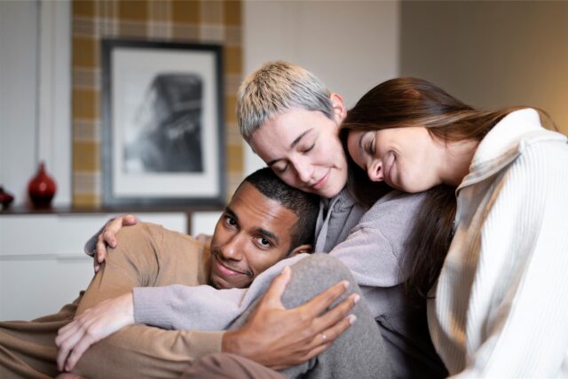Ein Trio, bestehend aus zwei Frauen und einem Mann.