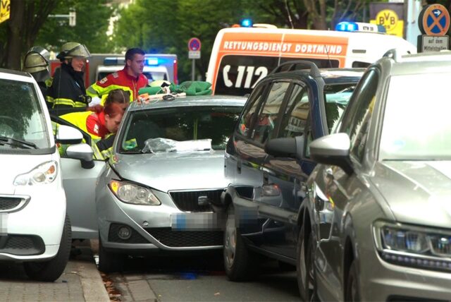 Rettungskräfte versorgen einen Verletzten nach einem Unfall in Dortmund.