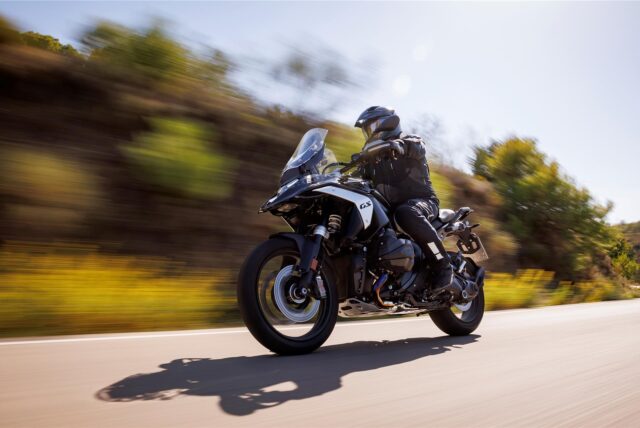 Ein Fahrer auf einem Motorrad.