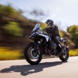 Ein Fahrer auf einem Motorrad.