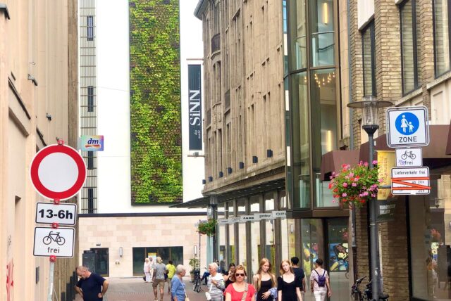 An der Großen Geldstraße in Recklinghausen weist links ein neues Schild auf die veränderte Liefersituation hin.