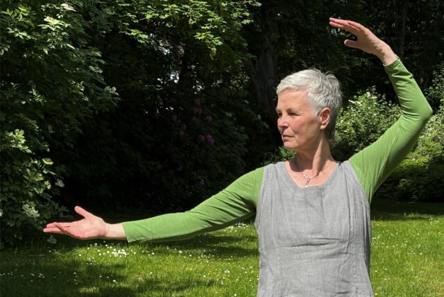 Heike Kruner zeigt eine Qigong-Übung im Stadtgarten in Recklinghausen.