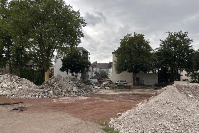 Auf dem Gelände des Marie-Curie-Gymnasiums in Recklinghausen liegen nach Abriss der alten Sporthalle hohe Schuttberge.