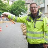 Ansicht von Seifenkisten, die vor einer Einfahrt in Waltrop stehen.