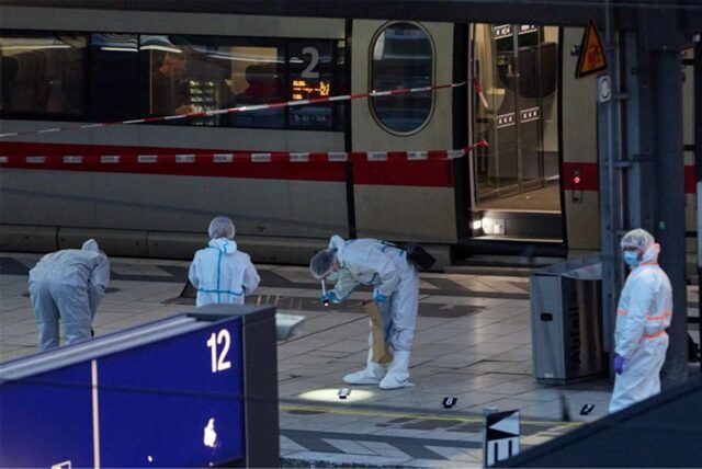 Polizei im Einsatz nahe des Tatorts. Bei einem Messerangriff im Hamburger Hauptbahnhof sind mehrere Menschen schwer verletzt worden. Das berichteten Augenzeugen.