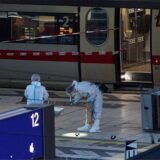 Polizei im Einsatz nahe des Tatorts. Bei einem Messerangriff im Hamburger Hauptbahnhof sind mehrere Menschen schwer verletzt worden. Das berichteten Augenzeugen.