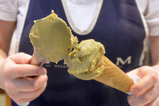 Eisverkäufer bereitet ein Eis im Hörnchen vor