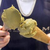 Eisverkäufer bereitet ein Eis im Hörnchen vor