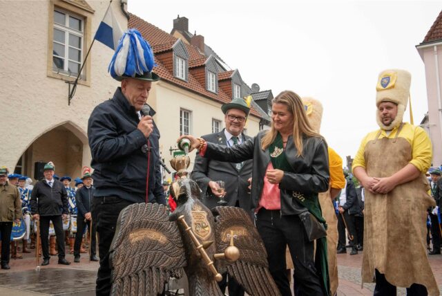 Schützenkönig Klaus I. Lehmacher und seine Königin Sarah I. Balke taufen den Schützenvogel auf den Namen „Klausarah ex castris Romanis“ (übersetzt: Klausarah vom Römerlager).