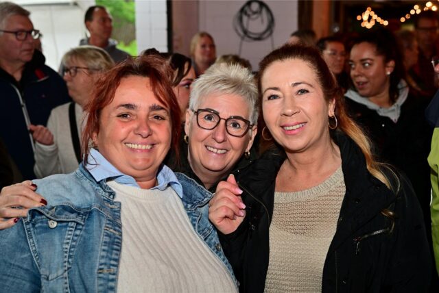 Drei Frauen auf einer Party