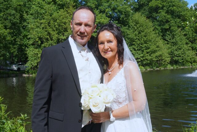 Ein Brautpaar vor einem See: Sabine und Christian Sistarovic.