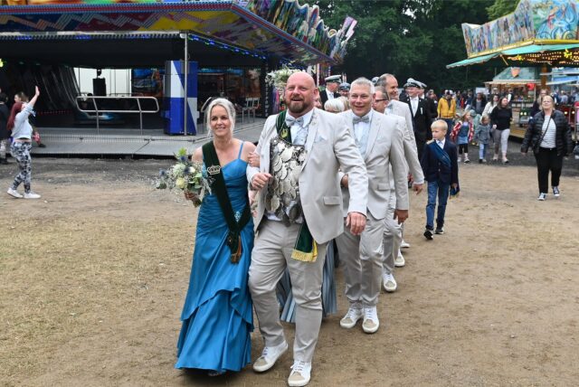 Mit dem Königspaar an der Spitze zogen die Schützen am Samstag nach einem kurzen Umzug ins Festzelt zur Parade ein.