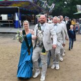 Mit dem Königspaar an der Spitze zogen die Schützen am Samstag nach einem kurzen Umzug ins Festzelt zur Parade ein.
