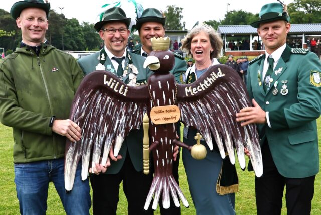 Das Königspaar und einige Schützen hatten den Kaiservogel.