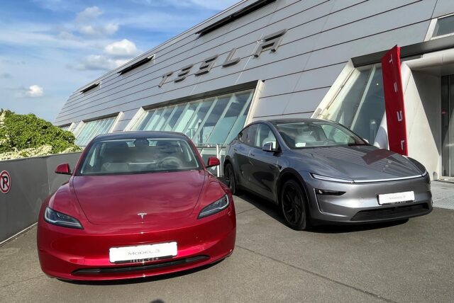 Zwei Tesla stehen vor dem Tesla-Autohaus „Dortmund Holzwickede“. Der Autobauer hat mit Absatzproblemen zu kämpfen.