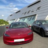 Zwei Tesla stehen vor dem Tesla-Autohaus „Dortmund Holzwickede“. Der Autobauer hat mit Absatzproblemen zu kämpfen.