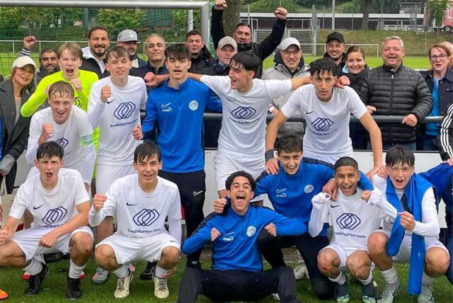 Jubel im Regen von Köln bei Spielern und Eltern: Die U15 des VfB Waltrop hat den Wiederaufstieg in die Regionalliga 1 durch einen 3:0-Auswärtssieg bei Fortuna Köln perfekt gemacht.