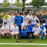 Jubel im Regen von Köln bei Spielern und Eltern: Die U15 des VfB Waltrop hat den Wiederaufstieg in die Regionalliga 1 durch einen 3:0-Auswärtssieg bei Fortuna Köln perfekt gemacht.