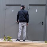 Ein Mann steht vor der verschlossenen WC-Anlage auf dem Friedhof.